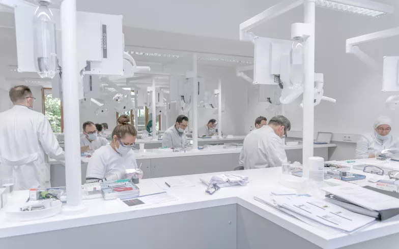 Le laboratoire dentaire dispose d'un espace pour 15 sites de pratique Le laboratoire dentaire dispose d'un espace pour 15 sites de pratique