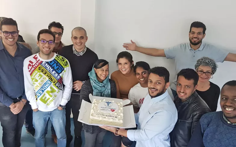 Teilnehmende im Medizinischen Schulungszentrum Freiburg präsentieren ihre Torte