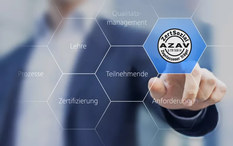 Mann im Hintergrund tippt auf ein virtuelles AZAV-Siegel