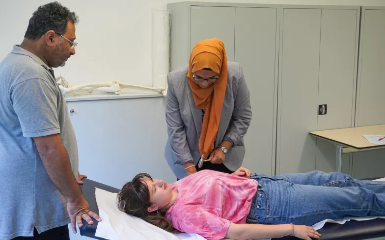 Prof. Dr. med. Nabeel Farhan bei einem Training mit Ärztin und Schauspielpatienten