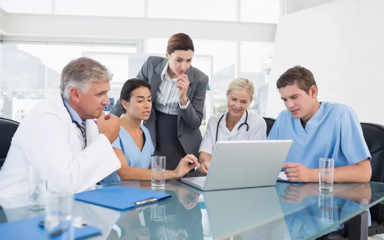 Team von Gesundheitsfachkräften bei der Einarbeitung einer neuen Mitarbeiterin