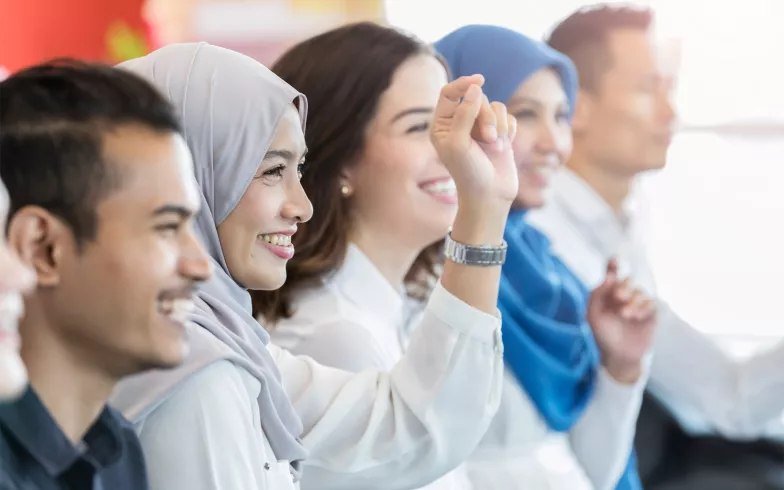 Junge internationale Ärzte beim Unterricht zur Vorbereitung auf die Fachsprachprüfung