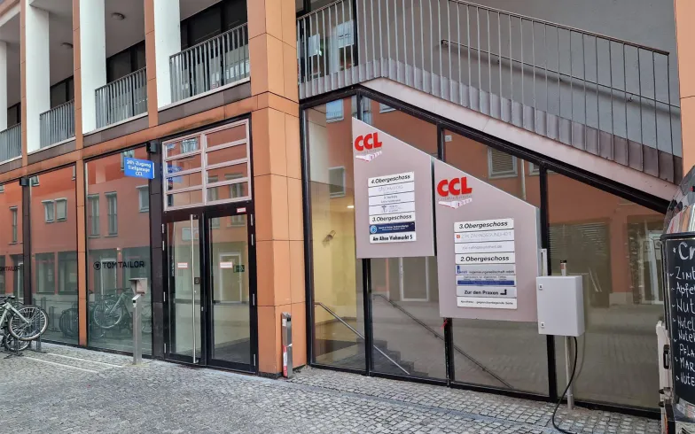 Eingang an der Straße zum FIA Schulungszentrum in Landshut in Bayern