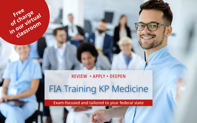 Introduction image for the event series “FIA Training KP Medicine”: Happy doctor giving a presentation to group of colleagues