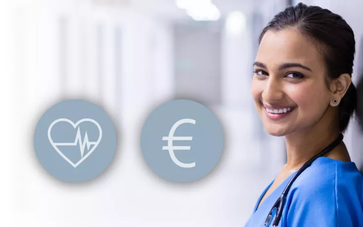 Einleitungsbild zum Artikel „Versicherung &amp; Sperrkonto für das Visum“: Eine ausländische Ärztin lehnt an der Wand eines Krankenhausflures und lächelt