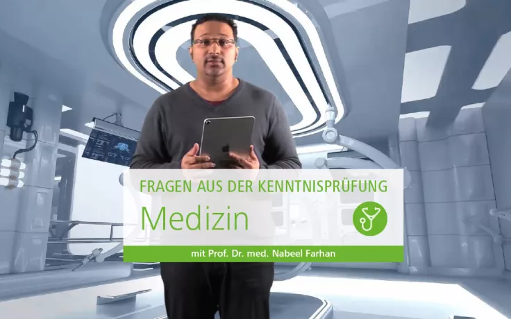 Einleitungsbild Kenntnisprüfung Medizin: Prof. Dr. med. Nabeel Farhan steht in einem Praxiszimmer und stellt Fragen aus der Kenntnisprüfung Medizin vor.