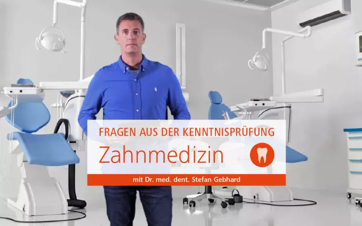 Einleitungsbild Kenntnisprüfung Zahnmedizin: Dr. med. dent. Stefan Gebhard steht in einem Praxiszimmer und stellt Fragen aus der Kenntnisprüfung Zahnmedizin vor.