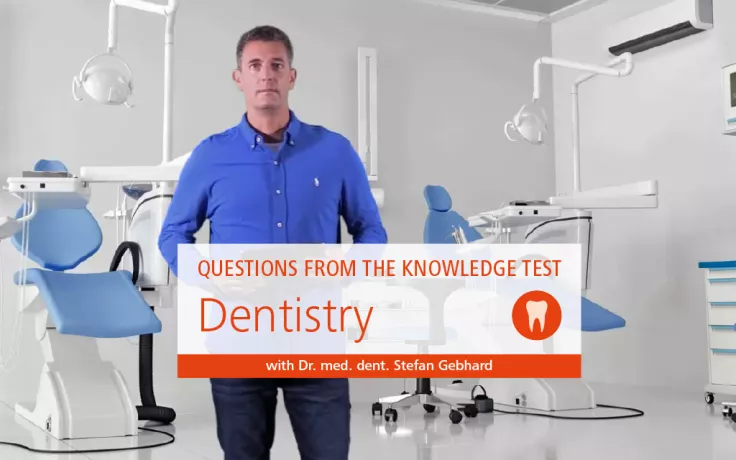 Introductory image for the dentistry knowledge test: Dentist Dr. Stefan Gebhard stands in a practice room and presents questions from the dentistry knowledge test.