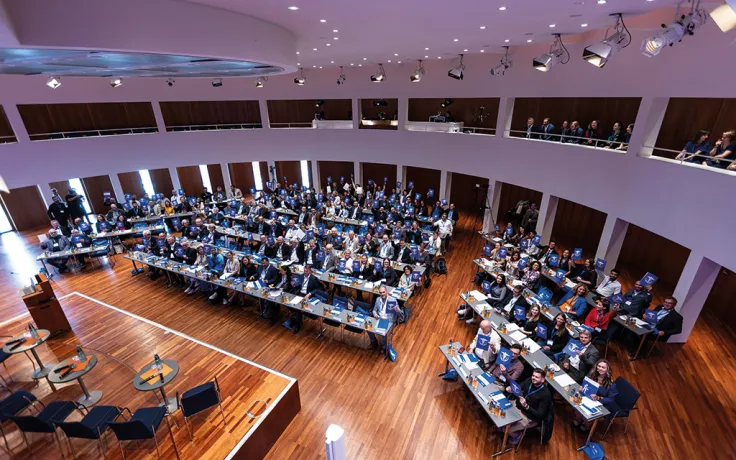 Participants au symposium MEDIgration 2024 dans la salle de conférence du Konzerthaus à Fribourg