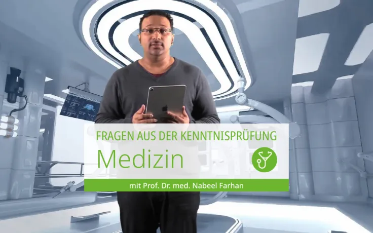 Einleitungsbild Kenntnisprüfung Medizin: Prof. Dr. med. Nabeel Farhan steht in einem Praxiszimmer und stellt Fragen aus der Kenntnisprüfung Medizin vor.