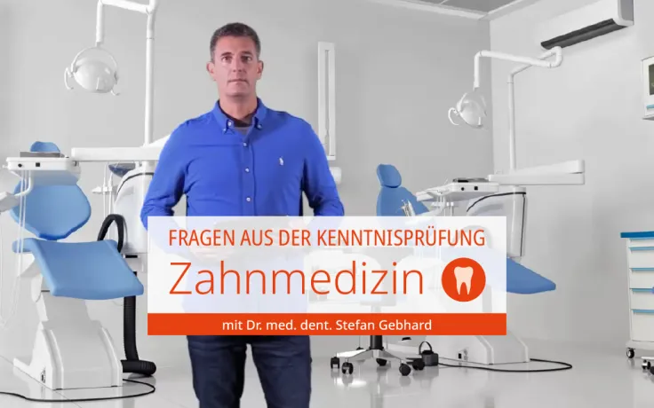 Einleitungsbild Kenntnisprüfung Zahnmedizin: Dr. med. dent. Stefan Gebhard steht in einem Praxiszimmer und stellt Fragen aus der Kenntnisprüfung Zahnmedizin vor.